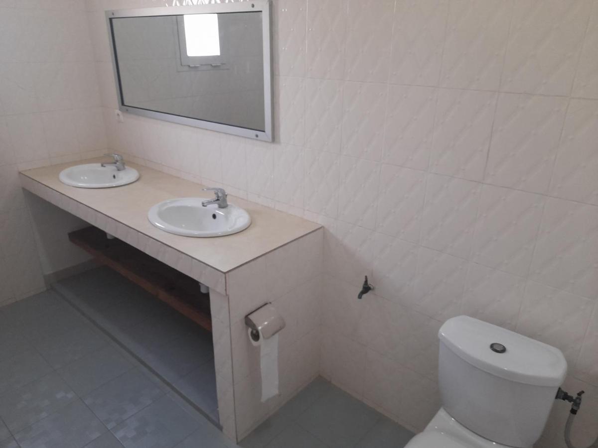 Appartement Familial Spacieux Avec Climatisation Ziguinchor Buitenkant foto