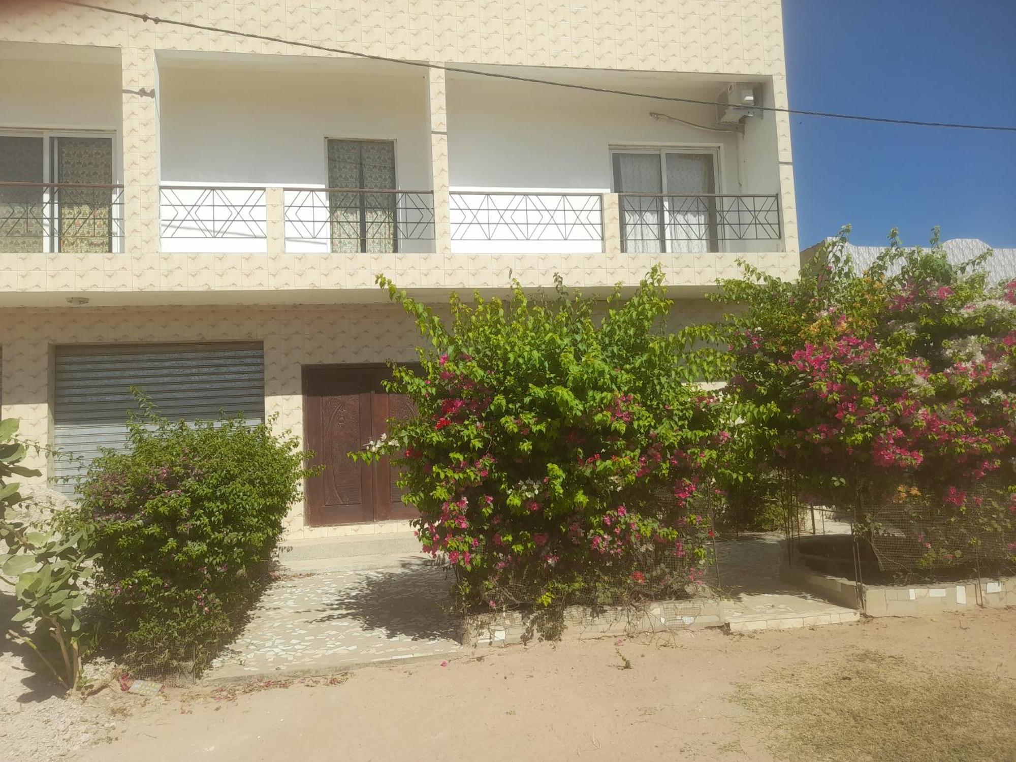 Appartement Familial Spacieux Avec Climatisation Ziguinchor Buitenkant foto